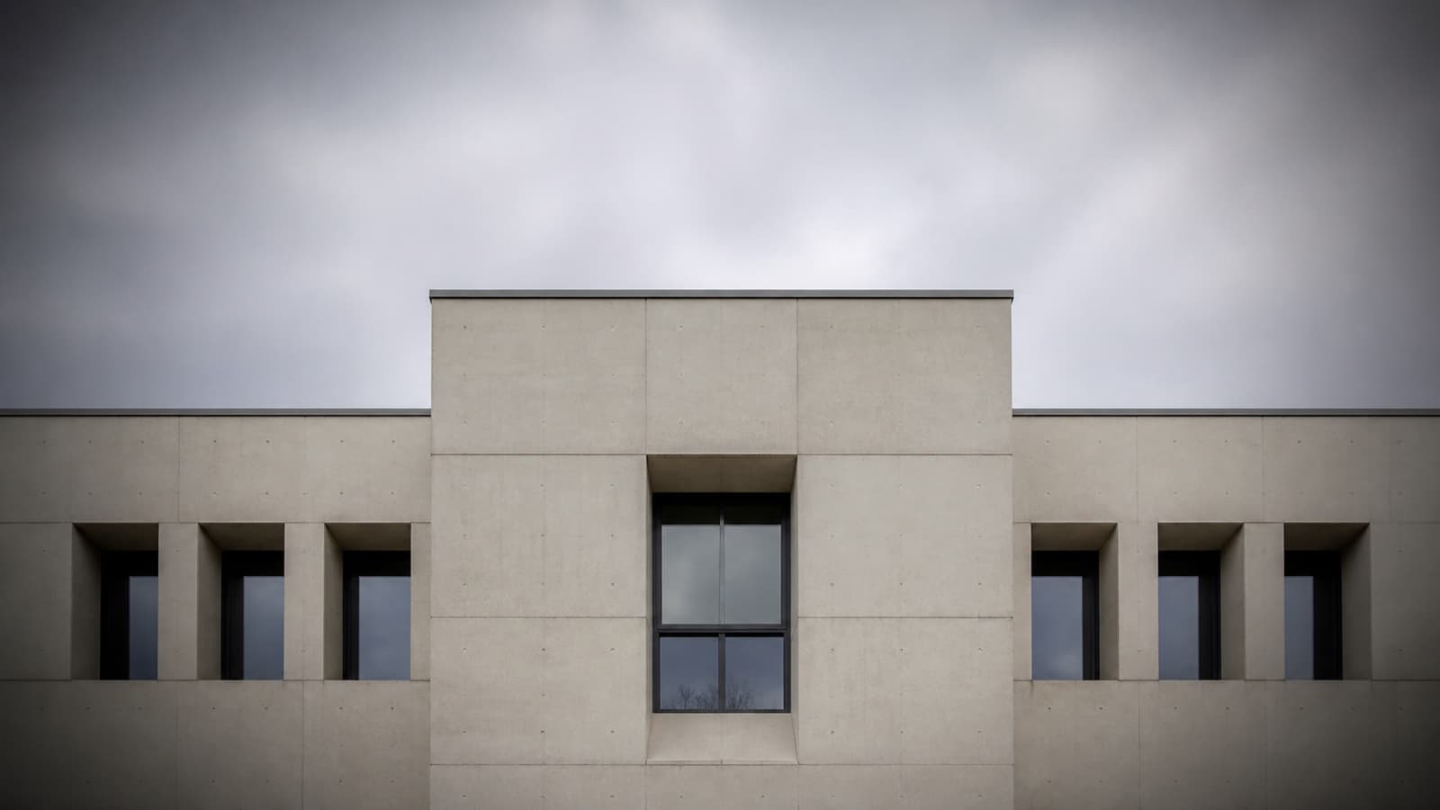 An evenly lit pale wall photographed with smooth, symmetrical darkening in all four corners